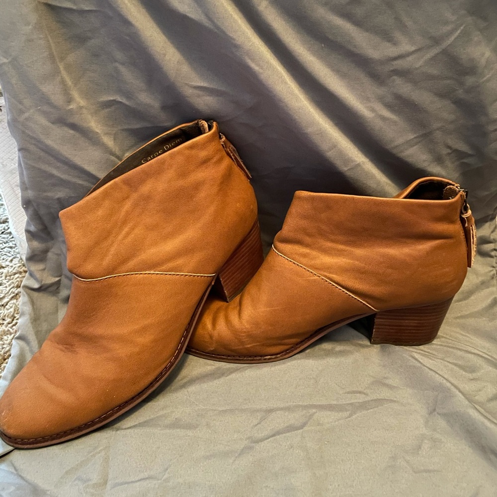 Tom’s size 11 leather booties.
